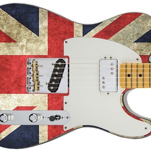 Op de afbeelding: Een witte elektrische gitaar met een vintage Union Jack-ontwerp. De gitaar heeft een esdoornhals en een witte pickguard.