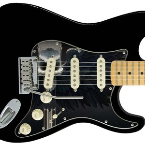 Pu&ograve; includere: Chitarra elettrica nera con un battipenna a forma di teschio e ali. La chitarra ha una tastiera in acero e hardware cromato.