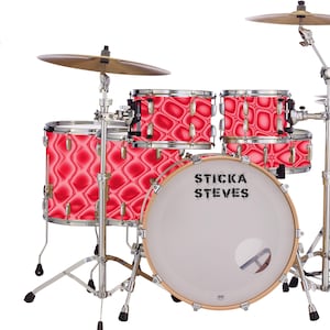 Puede incluir: Una batería roja con un patrón acolchado. El bombo tiene el texto "Sticka Steves" impreso.