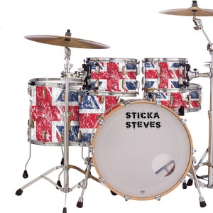 Puede incluir: Un set de batería con un diseño de Union Jack. El bombo tiene el texto "Sticka Steves" impreso en él.