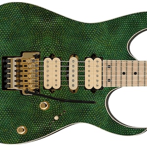 Może przedstawiać: Zielona gitara elektryczna z teksturowanym, przypominającym łuski wzorem na korpusie. Posiada złote okucia, w tym mostek i kołki do strojenia, oraz kremowe przetworniki. Podstrunnica jest jasna z czarnymi znacznikami progów.