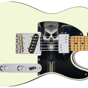 Pu&ograve; includere: Una chitarra elettrica bianca con un battipenna nero che presenta una grafica di teschio e ali. La chitarra ha una tastiera in acero e hardware dorato.