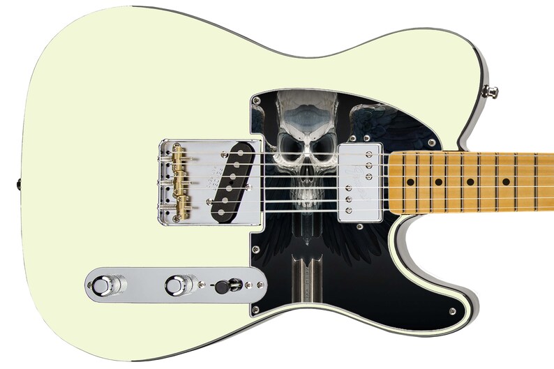 Pu&ograve; includere: Una chitarra elettrica bianca con un battipenna nero che presenta una grafica di teschio e ali. La chitarra ha una tastiera in acero e hardware dorato.
