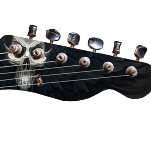 Pu&ograve; includere: Paletta di chitarra elettrica nera con un design a forma di teschio e ali. La paletta ha sei meccaniche e una finitura nera.