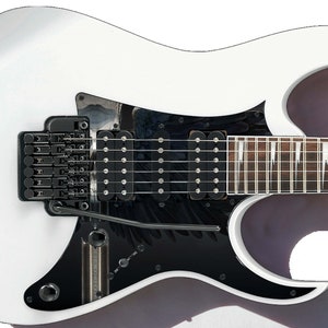 Pu&ograve; includere: Chitarra elettrica bianca con hardware nero e un battipenna nero con un design ad ala di uccello. La chitarra ha una tastiera in acero con intarsi a punti bianchi.