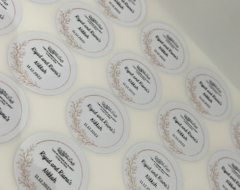 Könnte beinhalten: Ein Satz runder, weißer Aufkleber mit einem goldenen Blumendesign und dem Text "Riyad and Riana's Nikkah 11.12.2022".