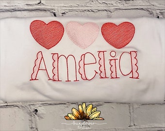 Besticktes Valentinstags-Shirt mit personalisiertem Herz-Monogramm