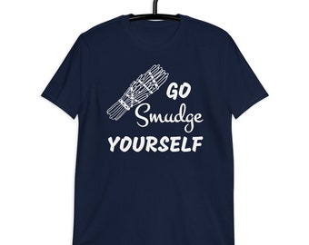 Go Smudge Yourself Shirt, Smudge Stick Shirt, Costume da strega, Camicia da strega salvia, Abbigliamento Boho, Camicia pagana, T-shirt per la pulizia dell'energia