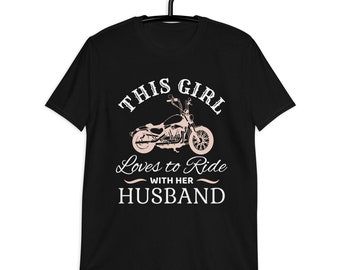 Camiseta "A esta chica le encanta viajar con su marido", camiseta de motociclista para mujer, camiseta de esposa de motociclista, regalo para motociclista, camiseta de motociclista para mujer, camiseta de motocicleta