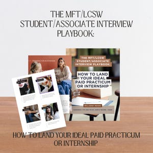 Peut inclure: Un guide intitulé "The MFT/LCSW Student/Associate Interview Playbook: How to Land Your Ideal Paid Practicum or Internship" avec une femme assise sur un canapé et un verre d'eau sur une table. Le guide comprend un cahier d'exercices avec des conseils et des astuces pour décrocher un stage rémunéré ou un emploi.