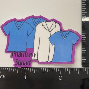 Peut inclure: Un autocollant violet avec trois personnages de dessin anim&eacute; portant des blouses et une blouse de laboratoire. Le texte "Pharmacy Squad" est imprim&eacute; sur l'autocollant.