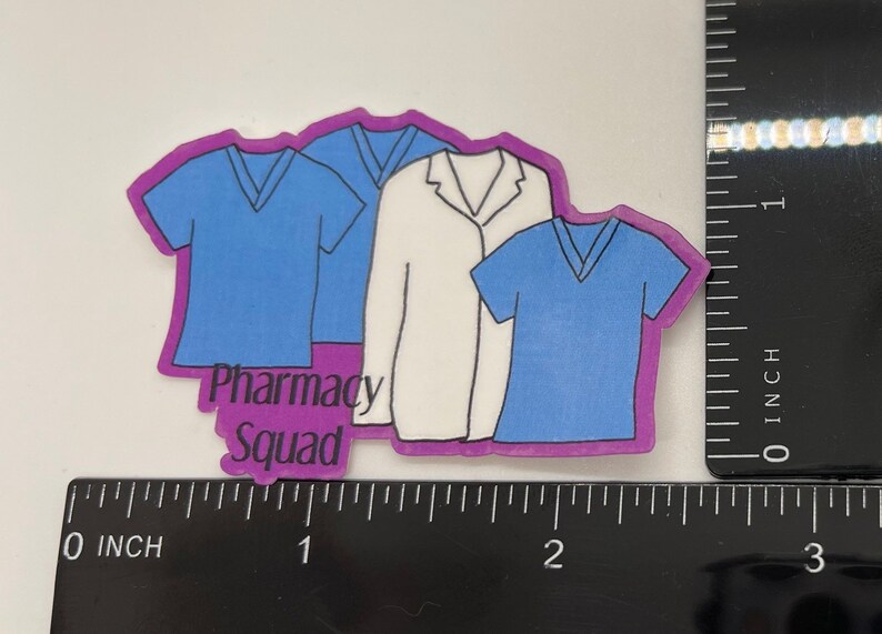 Peut inclure: Un autocollant violet avec trois personnages de dessin anim&eacute; portant des blouses et une blouse de laboratoire. Le texte "Pharmacy Squad" est imprim&eacute; sur l'autocollant.