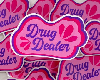 Autocollant drôle de pharmacie ! « Dealer de drogue » 3 pouces de large. D'inspiration rétro rose. Résistant à l'eau pour CPhT, cadeau PharmD.