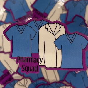 Peut inclure: Trois blouses d'h&ocirc;pital dessin&eacute;es, une blanche et deux bleues, avec le texte "Pharmacy Squad" en lettres violettes.