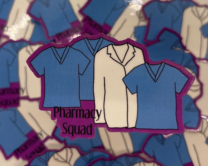 Peut inclure: Trois blouses d'h&ocirc;pital dessin&eacute;es, une blanche et deux bleues, avec le texte "Pharmacy Squad" en lettres violettes.