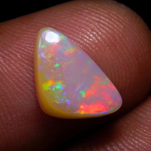 10 x 7 mm Dreieck Form Natürliche brasilianische Opal Cabochons, Regenbogen Feueropal von guter Qualität, glänzend polierter Opal Edelstein.