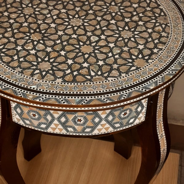 Couchtisch mit Perlmutt-Intarsien / runder Holztisch / Mosaiktisch / Eingangsbereich, marokkanische Möbel.