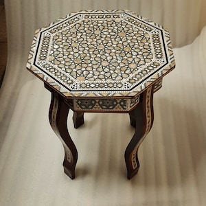 Tavolo ottagonale. Tavolino da caffè con squisito intarsio in madreperla / tavolo in legno / mosaico / Tavolino da ingresso, mobili marocchini.