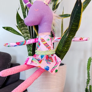 Eenhoornpop, eenhoornknuffel, eenhoornknuffel, eenhoornspeelgoed, cadeau babymeisje, gepersonaliseerde pop, kleding snoepthema, regenboogpop, snoeppop