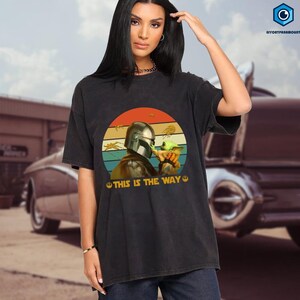 Camiseta Retro Comfort Colors StarWars This Is The Way, Camiseta Mandalorian Grogu, Camiseta Baby Yoda, Camiseta StarWars Family Trip, Regalo para fans de StarWars imagen 2