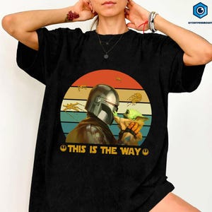 Camiseta Retro Comfort Colors StarWars This Is The Way, Camiseta Mandalorian Grogu, Camiseta Baby Yoda, Camiseta StarWars Family Trip, Regalo para fans de StarWars imagen 1