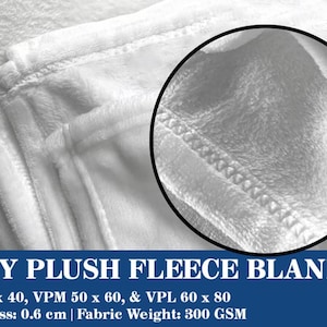 Puede incluir: Una manta de felpa de microfibra blanca con una textura suave y esponjosa. La manta est&aacute; doblada en capas, mostrando las costuras a lo largo de los bordes. El texto "COZY PLUSH FLEECE BLANKET" est&aacute; impreso en azul sobre un fondo azul oscuro. El texto "VPS 30 x 40, VPM 50 x 60, & VPL 60 x 80" est&aacute; impreso en blanco sobre un fondo azul oscuro. El texto "Grosor: 0,6 cm | Peso del tejido: 300 GSM" est&aacute; impreso en blanco sobre un fondo azul oscuro.