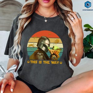 Camiseta Retro Comfort Colors StarWars This Is The Way, Camiseta Mandalorian Grogu, Camiseta Baby Yoda, Camiseta StarWars Family Trip, Regalo para fans de StarWars imagen 3