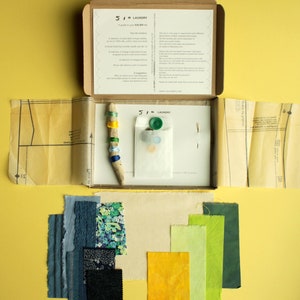 Kit d’inspiration Slow Stitch en bleu indigo et lumineux, tissu vintage, boutons, fil pour la couture, broderie, projets de réservation de ferraille