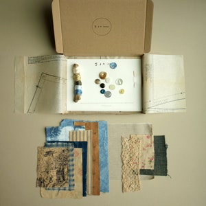 Slow Stitch Inspiration Kit in Indigo Blau und Neutrals, Vintage-Stoff, Knöpfe, Garn zum nähen, sticken, scrapbooking projekte