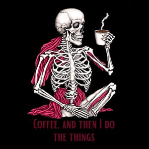 Op de afbeelding: Een skelet zit met een rode sjaal en houdt een kop koffie vast. De tekst "Coffee, and then I do the things" staat onder het skelet.