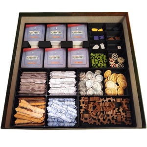 Op de afbeelding: Een bordspelorganizer met diverse componenten. De organizer bevat compartimenten gevuld met spelonderdelen, waaronder kaarten met het woord "KANAL", houten fiches, munten en andere spelaccessoires. De kleuren zijn zwart, bruin, wit, blauw en groen.