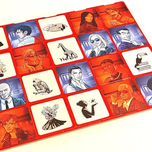 Op de afbeelding: Een rood spelbord met 16 witte vierkanten, elk met een andere illustratie. De illustraties omvatten een ​​papegaai, een toekan, een giraffe, een voodoo-pop, een jurk, een vrouw met een ster, een man met een zonnebril en verschillende mensen met verschillende kapsels.