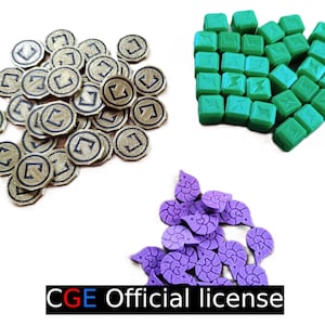 Peut inclure: Divers éléments de jeu : des jetons ronds argentés avec des flèches noires, des cubes verts et des pièces violettes en forme de feuilles. Le texte "CGE Official license" est visible en bas.