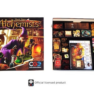 Puede incluir: Caja de juego de mesa "Alchemists" con una ilustración de un mago. La caja abierta revela componentes del juego como cartas, fichas y piezas de madera. El juego es una edición de Czech Games.
