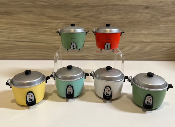 I got the same miniature Tatung rice cooker from a gashpon machine :  r/taiwan