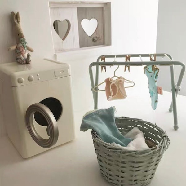 1/6 Puppenhaus Miniatur Putzmittel Metall Eimer mit Wischmopp Waschmaschine Wäscheständer