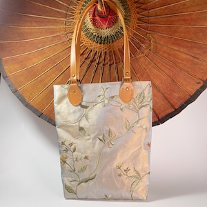 Sac de jour format A4 porté épaule | tissu d’éditeur brodé et moiré | 3 poches