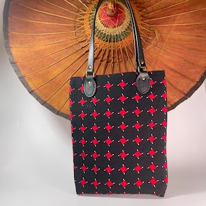 Sac de jour format A4 porté épaule | tissu japonais traditionnel noir et rouge | 3 poches