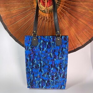 Sac de jour format A4 porté épaule | tissu d’éditeur velours iris | 3 poches