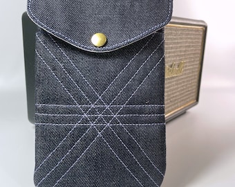 Quilted phone shoulder bag in denim and old mauve kimono fabric. To go out hands-free but with a well-protected phone.