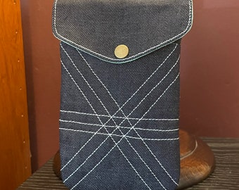 Quilted phone shoulder bag in denim and old green kimono fabric. To go out hands-free but with a well-protected phone.