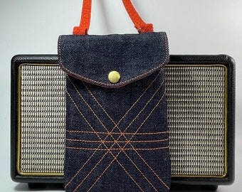 Quilted phone shoulder bag in denim and orange kimono fabric. To go out hands-free but with a well-protected phone.