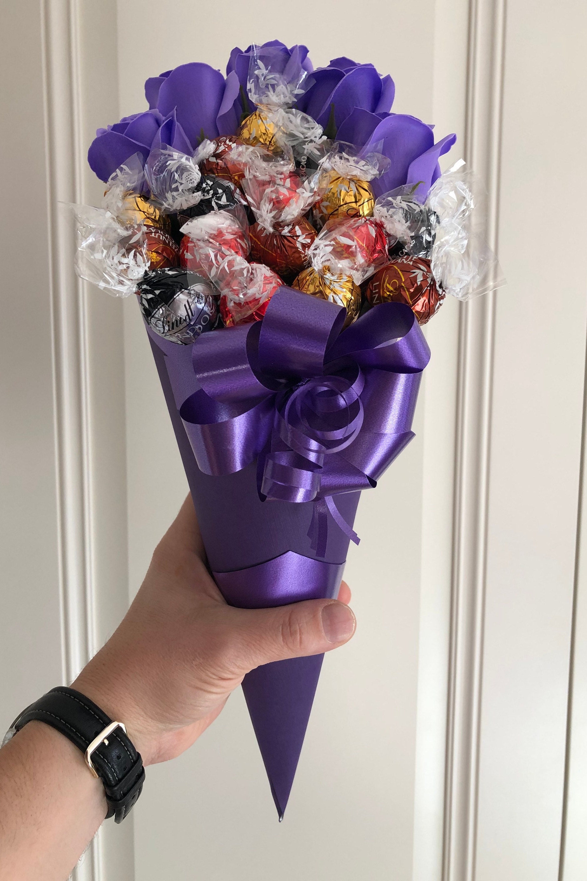 Rolled money bouquet with flowers and Lindor chocolate