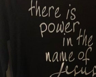 Vestido de camiseta negra mediana