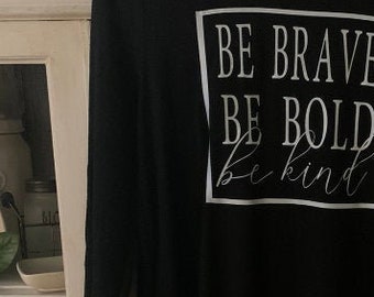 Vestido de camiseta negra mediana