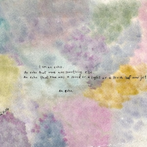 Puede incluir: Una pintura de acuarela con un esquema de color suave y pastel. La pintura presenta una cita sobre los ecos: "Soy un eco. Un eco que una vez fue algo más. Un eco que una vez fue un sonido o una vista o un toque, pero ahora solo es un eco."