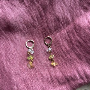 Natursteinohrringe – Mehrfarbige Goldcreolen – Handgefertigter Schmuck