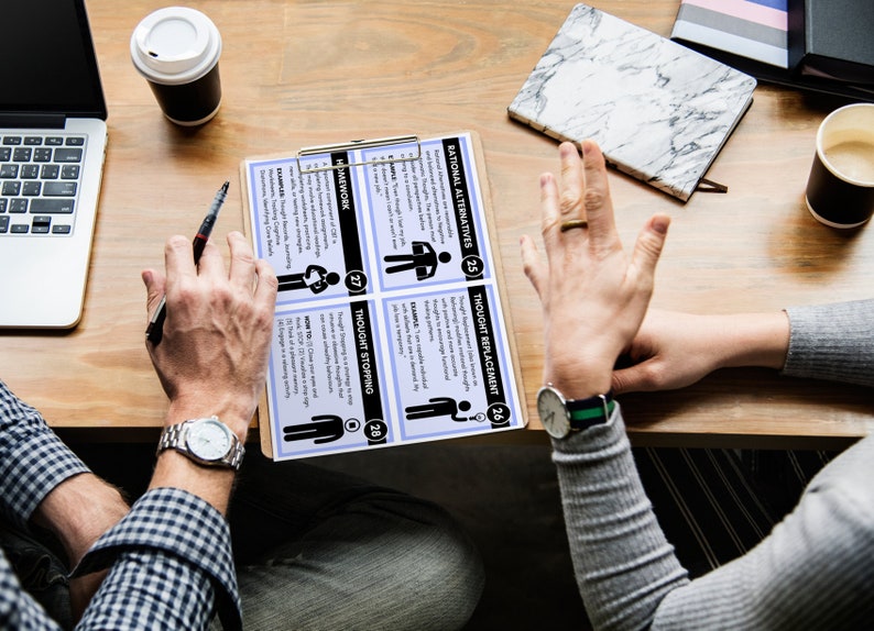 Puede incluir: Un primer plano de un portapapeles con una lista de t&eacute;cnicas de terapia cognitivo-conductual. Las t&eacute;cnicas incluyen "Alternativas racionales", "Reemplazo de pensamientos", "Tareas" y "Detenci&oacute;n de pensamientos".