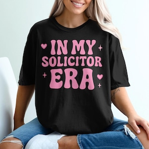 Camiseta divertida de Derecho, camiseta gráfica "En mi época de abogado", camiseta humorística de abogado, camiseta legal bonita, regalo para abogados, camiseta con letras rosas