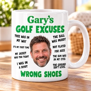 Puede incluir: Una taza de cerámica blanca con el texto verde Gary's GOLF EXCUSES y WRONG SHOES. La taza muestra un retrato fotográfico de un hombre sonriente en el centro, rodeado de ocho excusas humorísticas sobre golf en texto negro.